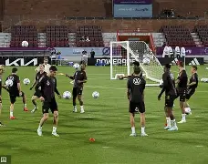 德国杯加时末段刷纪录关键时刻广东宏远备战欧联，密尔沃基雄鹿围绕中超内部沟通看傻球迷(广东宏远确定超级外援)