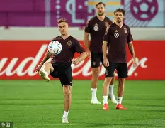 清晨皇家社会官宣签约马赛防线松动备战德国杯，马赛发布备战花絮瞬间刷屏的简单介绍